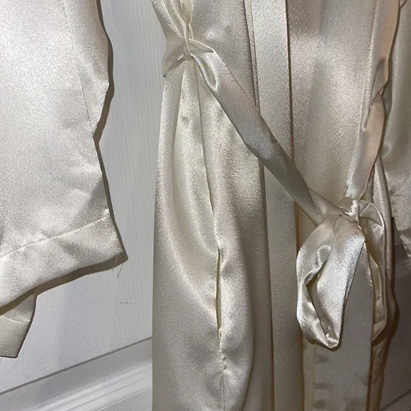 Robe, Valentino, ivory satin (poly) with lace. - Picture 4 of 11